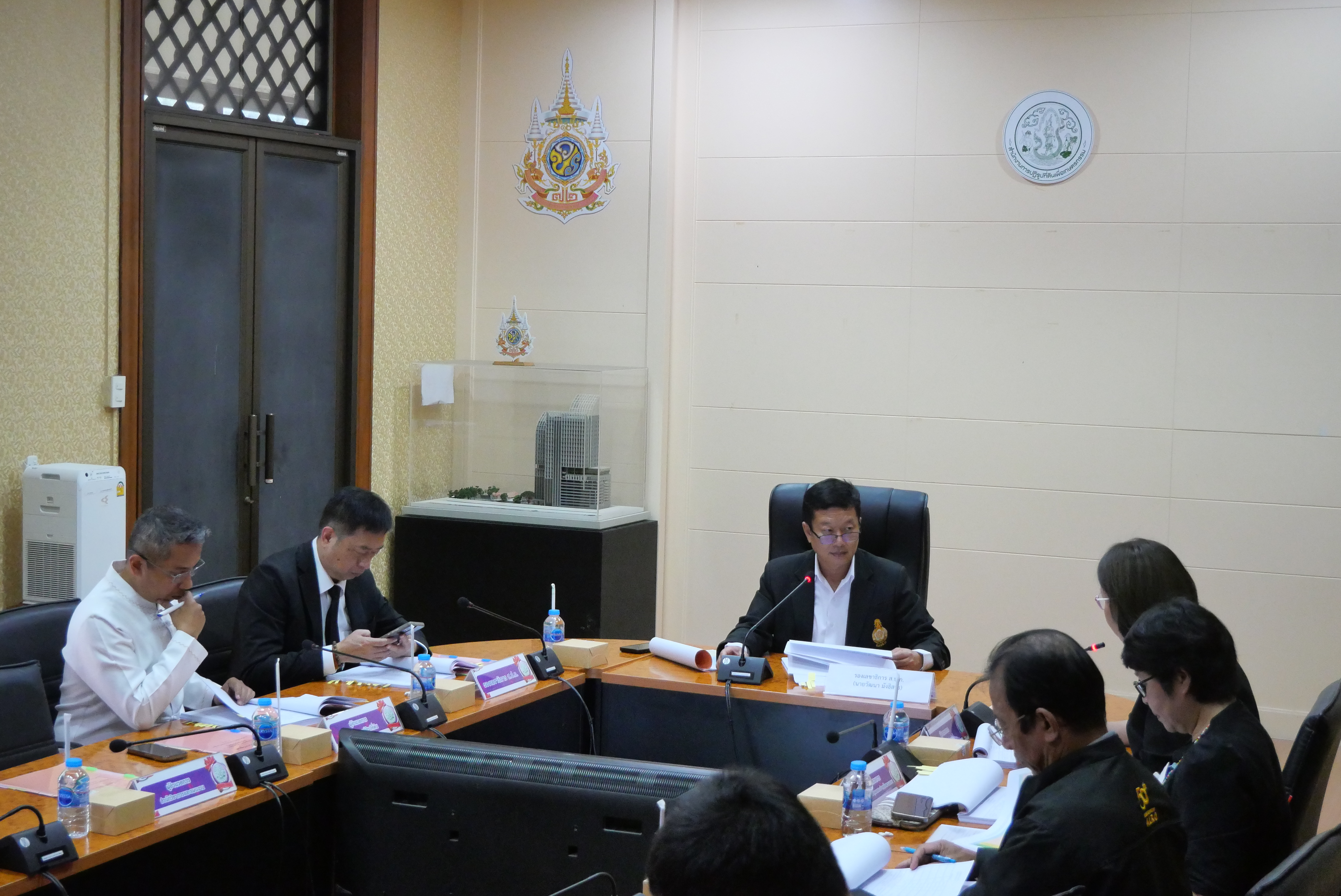 title - ส.ป.ก. ประชุมคณะกรรมการพิจารณาการขอพระราชทานเครื่องราชอิสริยาภรณ์ อันเป็นที่เชิดชูยิ่งช้างเผือก เครื่องราชอิสริยาภรณ์อันมีเกียรติยิ่งมงกุฎไทย และเหรียญจักรพรรดิมาลา ครั้งที่ 1/2569